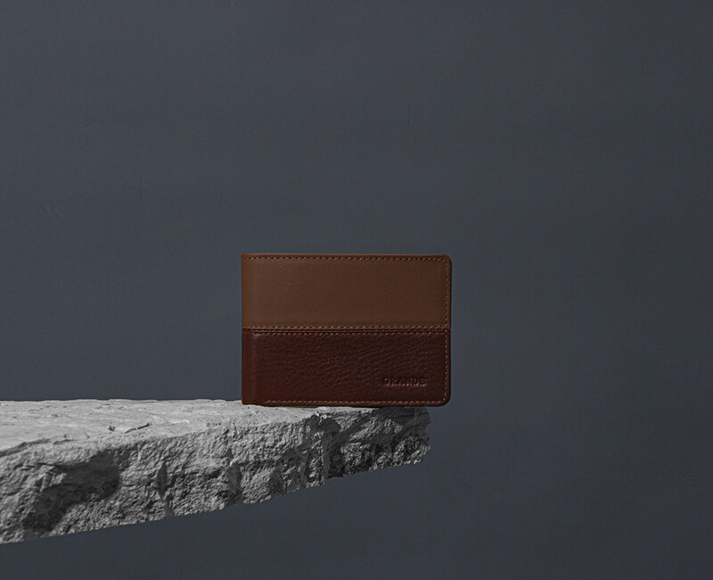 حامل بطاقات رجالي من الجلد الطبيعي باللون البني 1807
