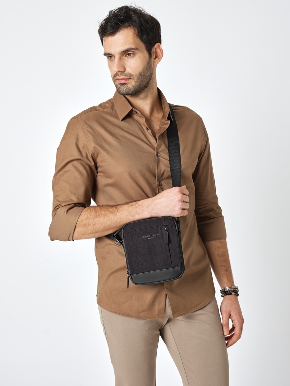 بيير كاردانحقيبة يد وكتف رجالية سوداء 01PC00100