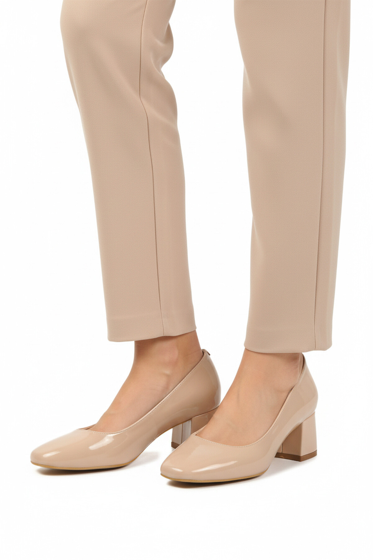 ايكمودحذاء سهرة نسائي بكعب سميك من الجلد اللامع باللون البيج 695042 Z