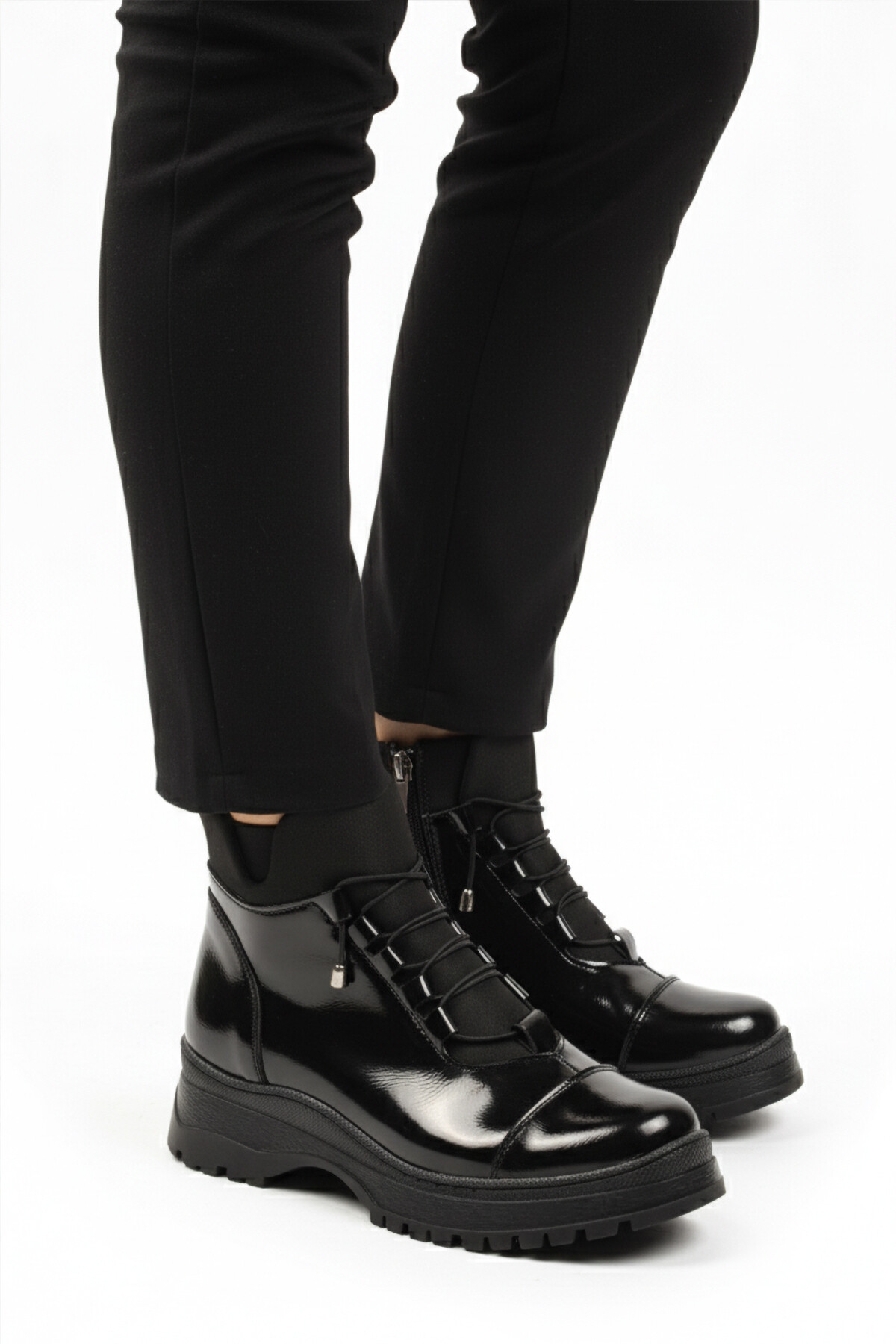 حذاء نسائي أسود من الجلد اللامع مع بطانة داخلية من الصوف القطبي المقاوم للبرد ونعل مانع للانزلاق 112 Z