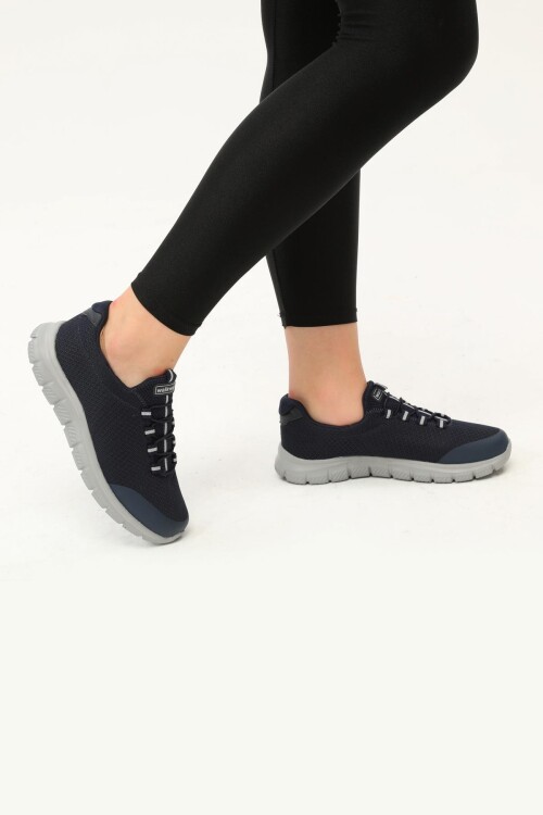 حذاء رياضي نسائي خفيف الوزن ومرن وضيق من قماش شبكي أزرق داكن اللون