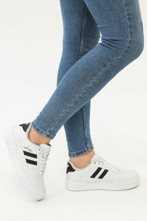 حذاء رياضي للجنسين باللونين الأبيض والأسود Sandy G