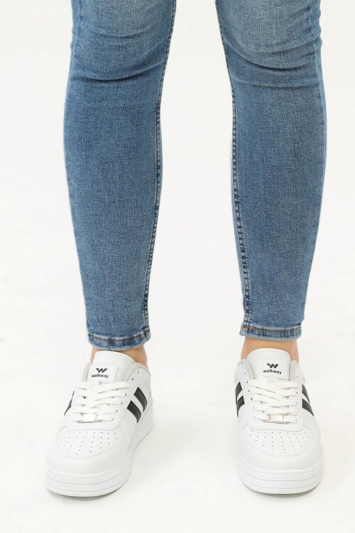 حذاء رياضي للجنسين باللونين الأبيض والأسود Sandy G