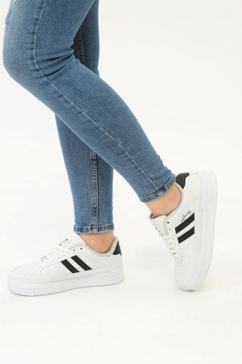 حذاء رياضي للجنسين باللونين الأبيض والأسود Sandy G