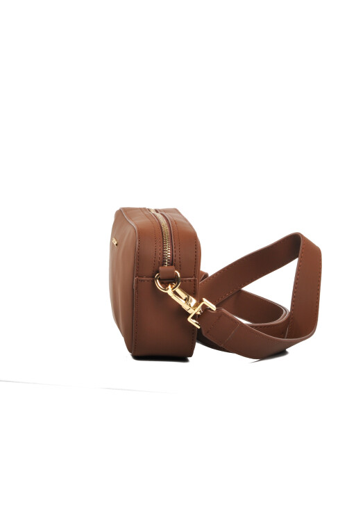 حقيبة كتف نسائية بنية اللون US24625