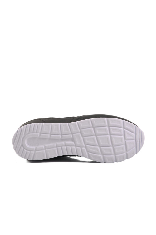 حذاء رياضي رجالي باللونين الأبيض والأسود شرقي M