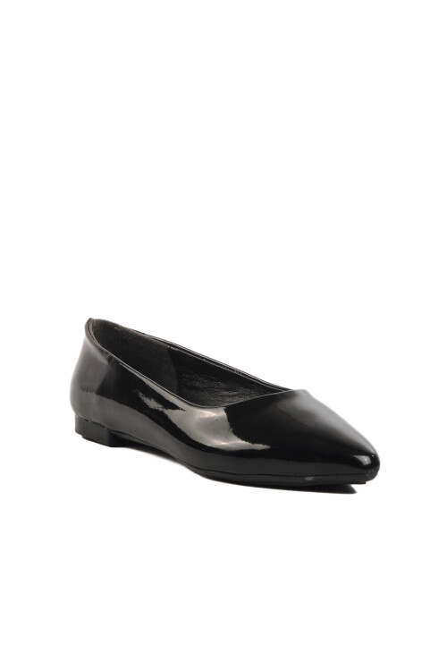 حذاء باليرينا نسائي خفيف الوزن من الجلد الأسود اللامع بنعل رفيع 209118 Z