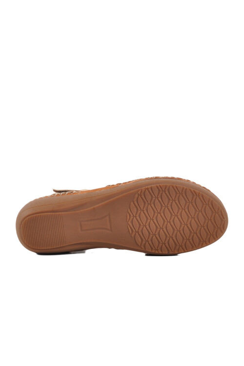 صندل نسائي من الجلد الطبيعي باللون البيج 25190247Y Z