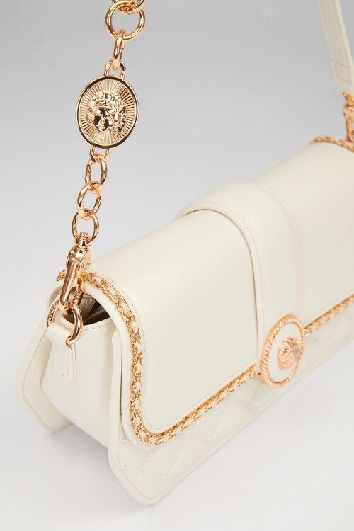 حقيبة كتف كريمية الشكل مزودة بإبزيم دائري 930389