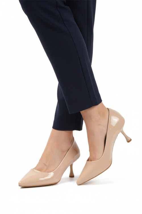 حذاء سهرة نسائي بكعب قصير رفيع من الجلد اللامع باللون البيج 695033 Z