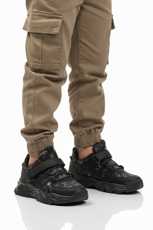 حذاء رياضي خفيف الوزن ومرن للأولاد باللون الأسود مع شريط فيلكرو 2021 F