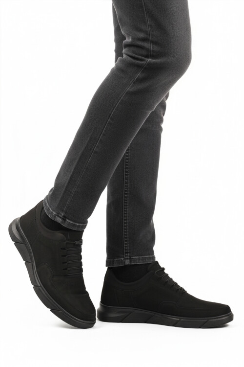 حذاء كاجوال رجالي من الجلد الطبيعي ذو رباط مطاطي باللون الأسود مقاس 137 م