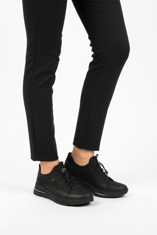 حذاء نسائي كاجوال برباط مطاطي من جلد النوبوك الأسود 5004 Z