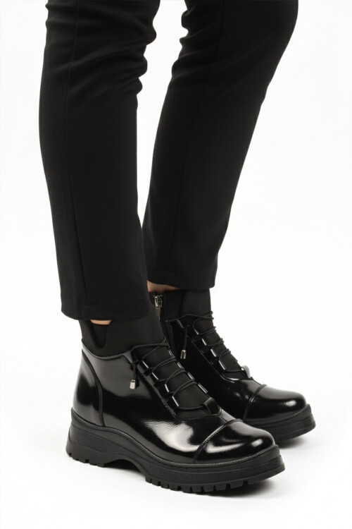 حذاء نسائي أسود من الجلد اللامع مع بطانة داخلية من الصوف القطبي المقاوم للبرد ونعل مانع للانزلاق 112 Z