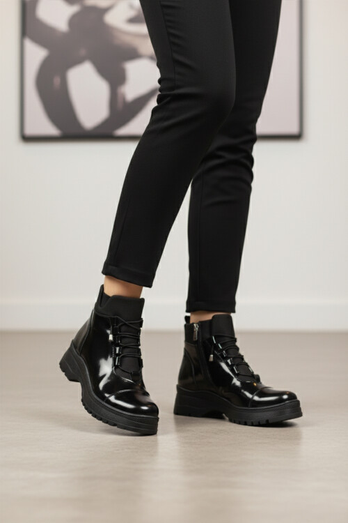 حذاء نسائي أسود من الجلد اللامع مع بطانة داخلية من الصوف القطبي المقاوم للبرد ونعل مانع للانزلاق 112 Z