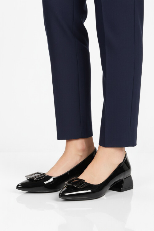 حذاء نسائي خفيف بكعب قصير من الجلد الأسود اللامع 451133 Z