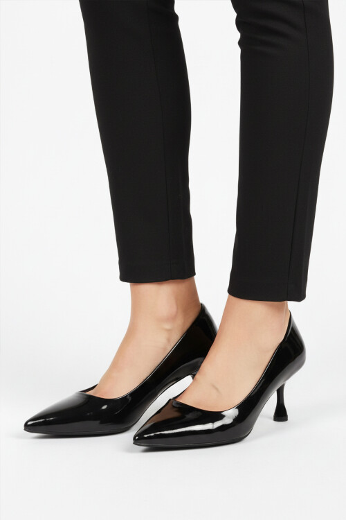 حذاء سهرة نسائي بكعب قصير رفيع من الجلد الأسود اللامع 695033 Z