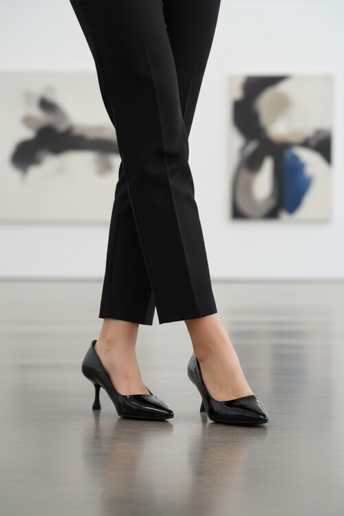 حذاء سهرة نسائي بكعب قصير رفيع من الجلد الأسود اللامع 695033 Z