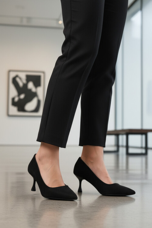 حذاء سهرة نسائي رفيع بكعب قصير من جلد الغزال الأسود 695033 Z