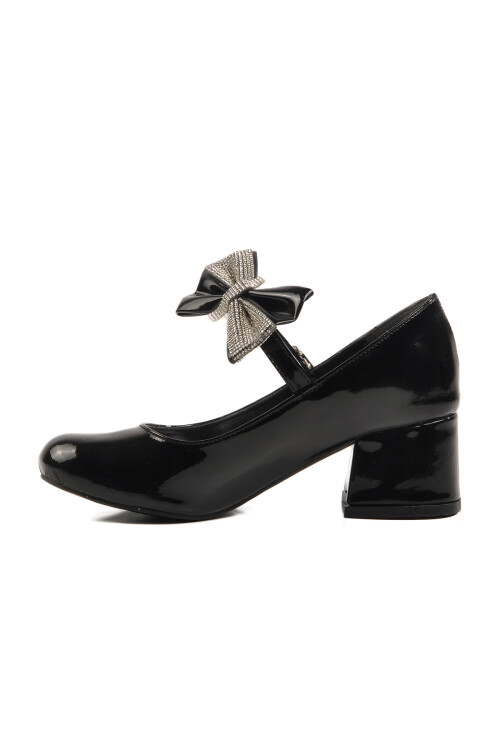 صندل بناتي من الجلد الصناعي باللون الأسود مقاس 21 F