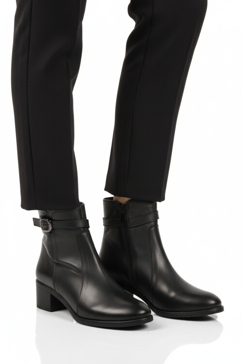 Siyah Hakiki Deri Fermuarlı İçi Polarlı Kadın Bot 24113-1 Z