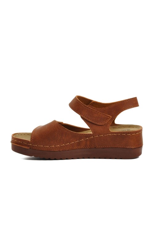 صندل نسائي بنعل عالٍ باللون البني 07-109 RR Z