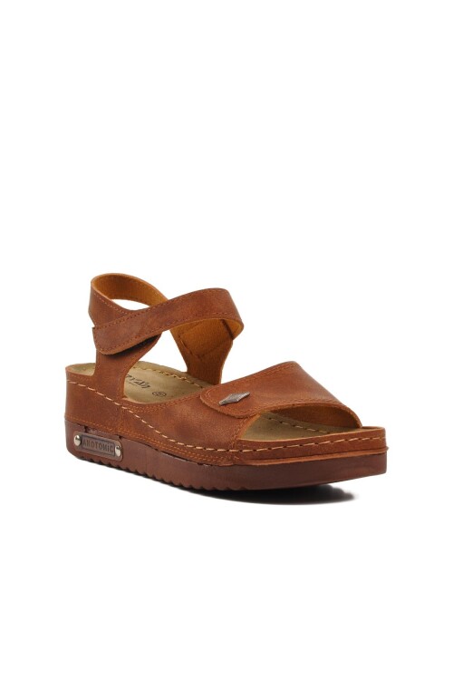 صندل نسائي بنعل عالٍ باللون البني 07-109 RR Z