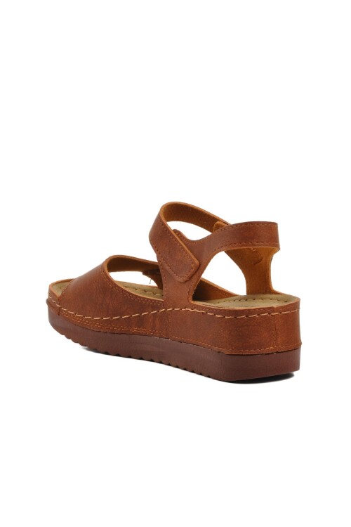 صندل نسائي بنعل عالٍ باللون البني 07-109 RR Z