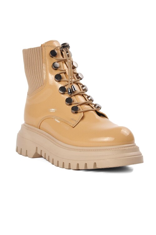 حذاء نسائي من الجلد اللامع المجعد باللون البيج K670 Z