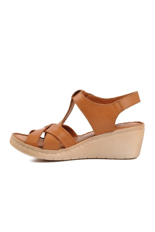 صندل نسائي بكعب إسفيني من الجلد الطبيعي باللون البني 9212 Z