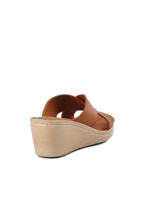 شبشب نسائي من الجلد الطبيعي باللون البني 9226 Z