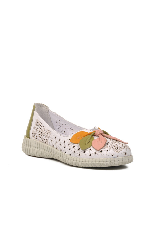 حذاء كاجوال نسائي من الجلد الطبيعي باللون الأبيض البودرة 2216111Y Z