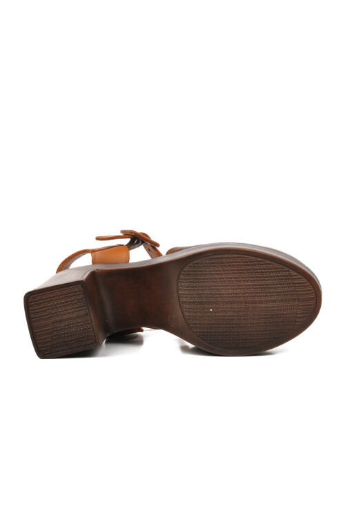 صندل بكعب من الجلد الطبيعي للنساء باللون البني 2217001Y Z