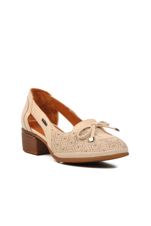 حذاء نسائي كلاسيكي بكعب عالٍ من الجلد الطبيعي باللون البيج 2312522Y Z