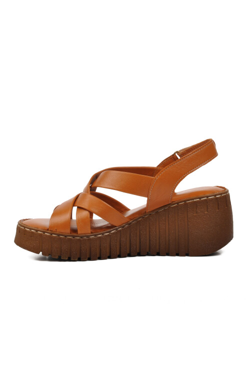 صندل بكعب من الجلد الطبيعي للنساء باللون البني 24340254Y Z