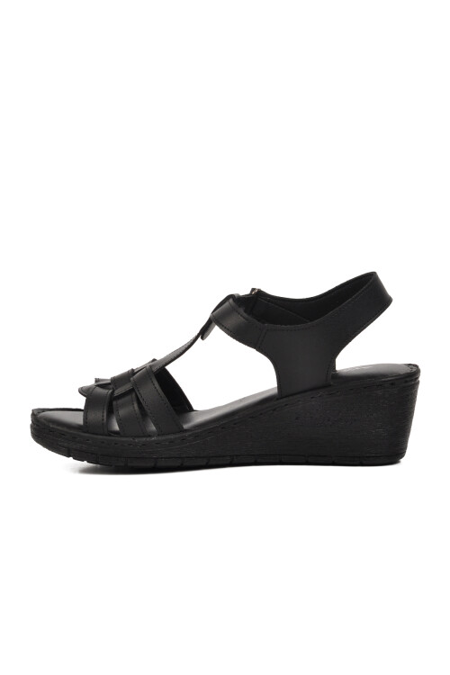 صندل مسطح نسائي أسود 390243 Z