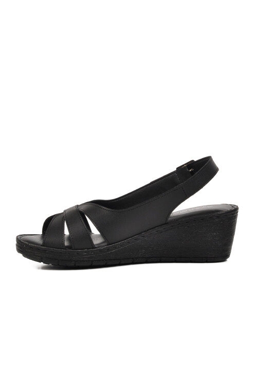 صندل مسطح نسائي أسود 390244 Z