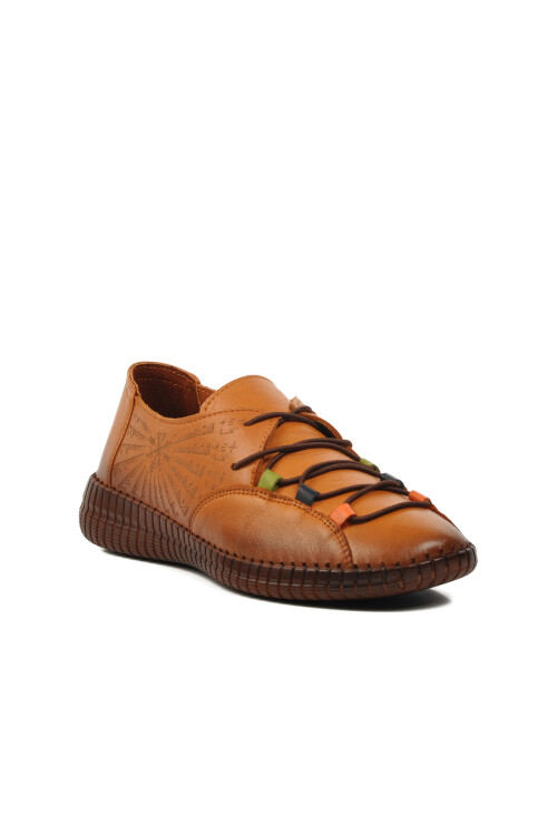 حذاء كاجوال نسائي من الجلد الطبيعي باللون البني 24370001Y Z