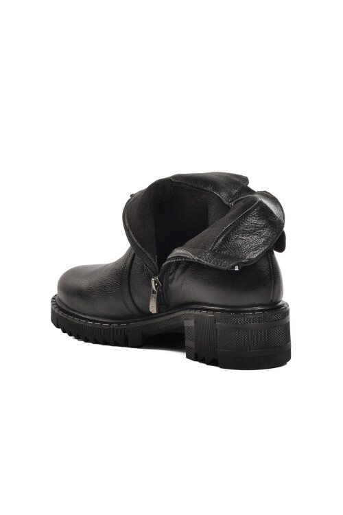 حذاء نسائي من الجلد الطبيعي باللون الأسود 1950807K Z