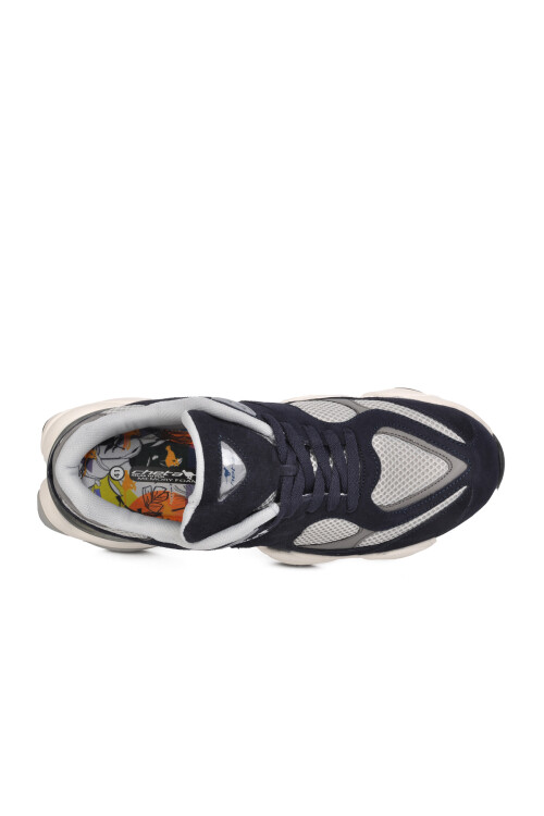 حذاء رياضي رجالي 588 نيويورك M باللون الأزرق الداكن والأبيض